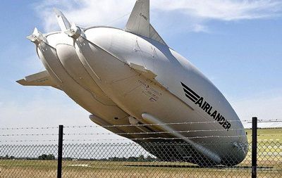 Найбільший у світі літак-дирижабль розбився в Британії. Найдовше у світі повітряне судно відірвалося від швартової щогли і впало на поле.