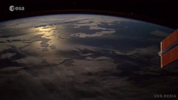 Астронавт з Італії Паоло Несполі зняв з МКС падіння метеора (відео). Паоло Несполі зафіксував на відео дуже швидкий метеор, який рухався зі швидкістю 40 кілометрів на секунду.