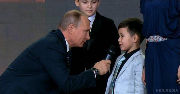 Вкрай підозріле фото Путіна злили у мережу. У мережі з'явився знімок глави російської держави і хлопчика, що став хітом обговорень.