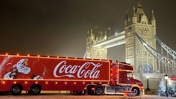 Greenpeace показала правдиву версію новорічної реклами Coca-Cola. Природозахисна організація Greenpeace показала справжнє "обличчя" компанії Coca-Cola, знявши правдиву версію відомого новорічного ролика "Свято наближається"/