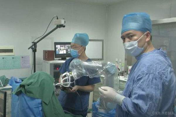У Китаї робот-стоматолог провів унікальну операцію (фото). Робот провів імплантацію зубів.