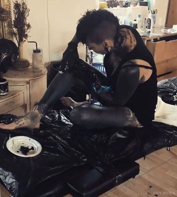 Татуіровщиця покрила своє тіло чорним кольором і її звинуватили в расизмі. Але при чому тут расизм?
