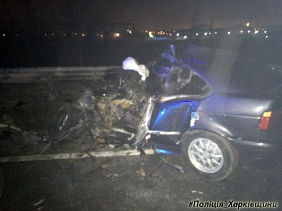 Смертельна аварія у Харкові: маршрутка й BMW зіткнулися лоб в лоб (ФОТО). На Кільцевій дорозі під Харковом сталася аварія за участю BMW і автобуса «БАЗ».