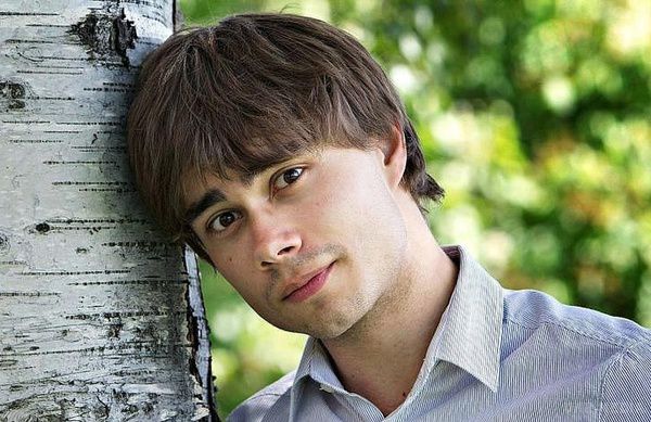 Олександр Рибак - Люблю тебе як раніше (відео). «Це автобіографічна пісня, - зізнається Олександр. - Вона про дівчину, з якою колись мене пов'язували відносини. Сьогодні ця дівчина вже одружена, вона щаслива. Але мені хочеться, щоб вона знала, що не дивлячись ні на що, я її як і раніше люблю. Своєю, особливою любов'ю! ».