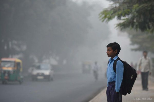 Столицю Індії накрив отруйний туман. Вражаючі фото.