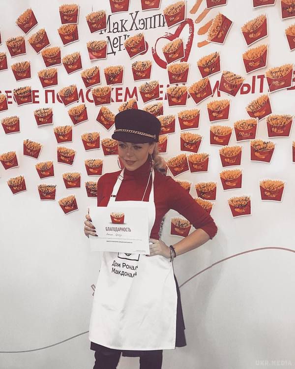 Співачка Аліна Гросу, яка втекла до Росії, влаштувалася в McDonald's - "Працівник місяця". Аліна Гросу, яка сьогодні проживає і працює в Москві, взяла участь в акції від мережі ресторанів “Макдональдс” у Москві