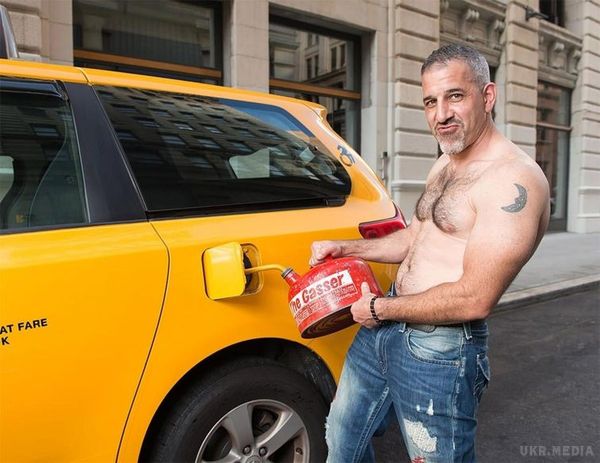Нью-йоркські таксисти знову знялися для сексуального календаря на 2018 рік. Комічні візники жовтих карет.