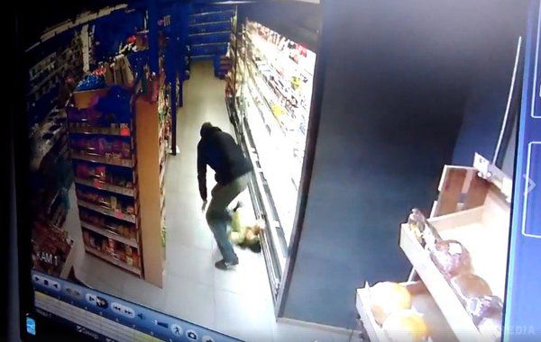 У супермаркеті чоловік перекинув дитину через плече, вона сильно вдарилась об підлогу й знепритомніла. Затриманий раніше притягувався до кримінальної відповідальності за наркозлочини.
