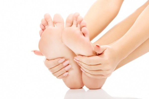 Огрубіла шкіра на ступнях може бути пов'язана з раком стравоходу. Вчені виявили зв'язок між огрубілою шкірою на ступнях і онкологією: спадкова форма раку стравоходу викликає потовщення шкіри на долонях і ступнях.