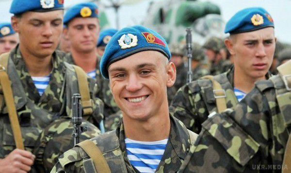 Нова назва та форма: в Україні перенесли День десантника. Українці вперше цьогоріч відзначатимуть День десантника не 2 серпня, а 21 листопада.