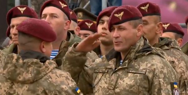 Президент України змінив назву десантних військ.  Петро Порошенко змінив колір беретів українського десанту з блакитного на темно-бордовий,