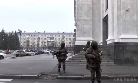 У Луганську озброєні особи оточили будівлю "міністерства" - журналіст. Під будівлю підігнали БТР.