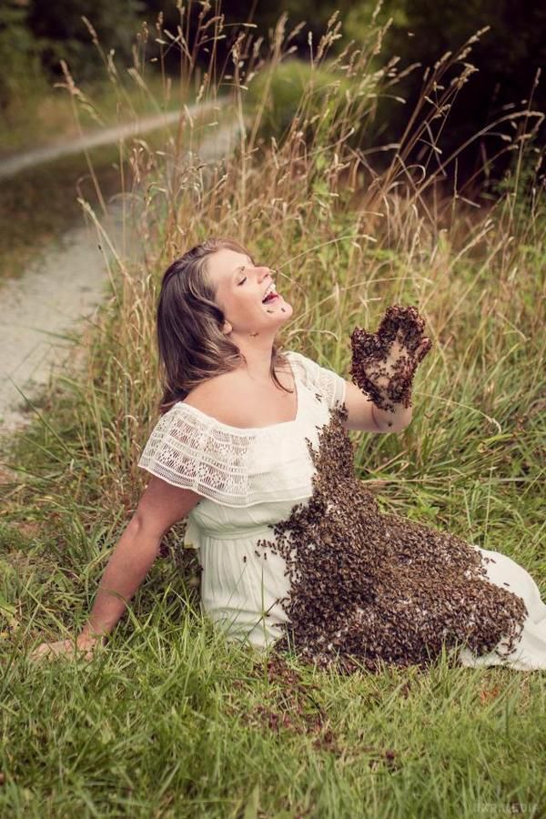 Мама, яка знялася вагітна з бджолами на животі, втратила свою дитину. Пристрасна любителька бджільництва вирішила поєднувати хобі і вагітність,