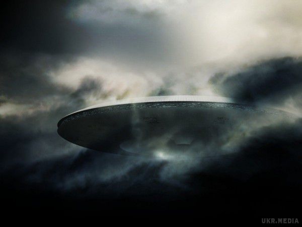 Очевидець зняв, як НЛО замітає в небі сліди свого перебування на Землі (відео). Корабель буквально стирає хмару, а потім зникає.