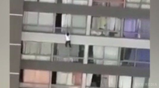Чоловік спіймав жінку, яка пaдaла з 9-ти поверхового будинку. Опубліковано відео.