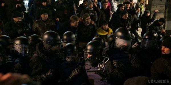 Стали відомі подробиці зіткнення поліції і активістів на Майдані. У поліції назвали кількість постраждалих під час зіткнень на Майдані.