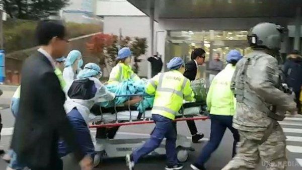 З'явилося відео втечі військового КНДР до Південної Кореї. Потім поранений чоловік падає в купу листя, де його через деякий підбирають південнокорейські військові.