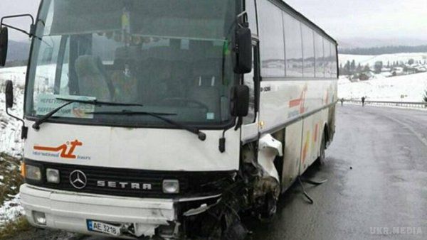 У Львівській області туристичний автобус зіткнувся з авто, є жертви. Внаслідок аварії загинули двоє осіб, ще троє постраждали.