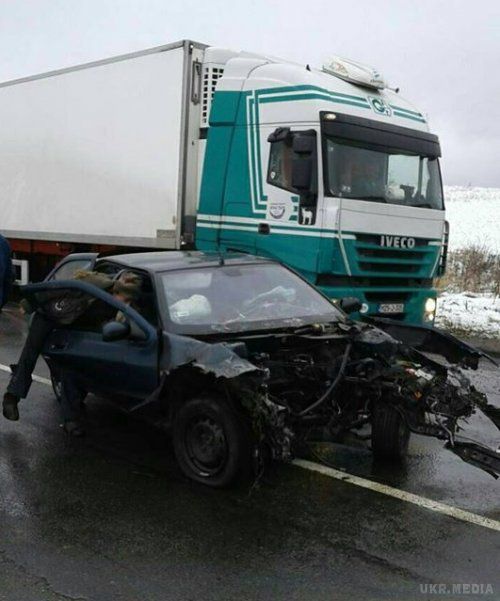 У Львівській області туристичний автобус зіткнувся з авто, є жертви. Внаслідок аварії загинули двоє осіб, ще троє постраждали.