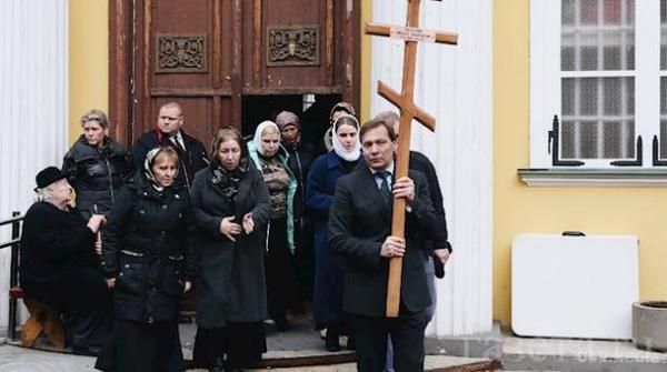 "У Латвії відбувся похорон Задорнова": Як відспівували сатирика (відео). До храму, зокрема, під'їхав мер Риги Ніл Ушаков із дружиною.