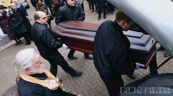 "У Латвії відбувся похорон Задорнова": Як відспівували сатирика (відео). До храму, зокрема, під'їхав мер Риги Ніл Ушаков із дружиною.