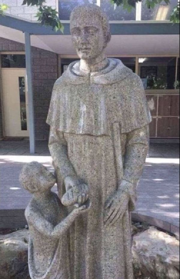 Непристойну статую священика з дитиною встановили в австралійській католицькій школі. Дідусь Фрейд був би задоволений!