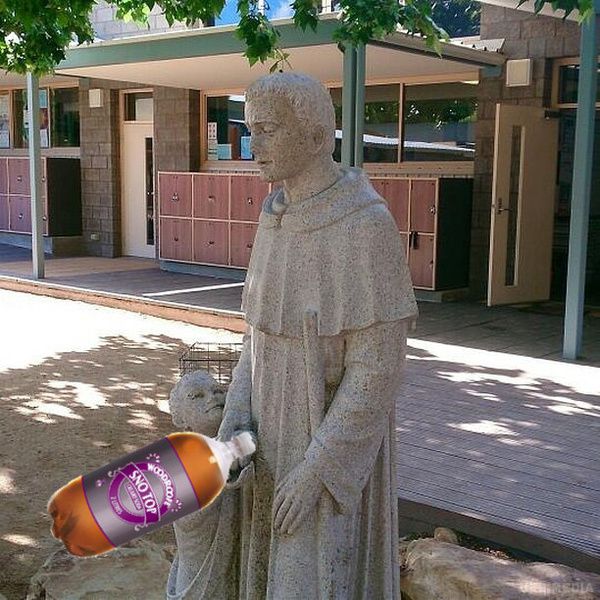 Непристойну статую священика з дитиною встановили в австралійській католицькій школі. Дідусь Фрейд був би задоволений!
