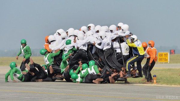 58 осіб їхали на одному мотоциклі, намагаючись "переплюнути" світовий рекорд Гіннеса. Чоловіки проїхали на мотоциклі 1200 метрів.