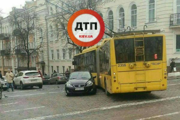 У Києві перехожі побили водія, який не вміє правильно паркуватися. Автомобіліст залишив машину посеред дороги.