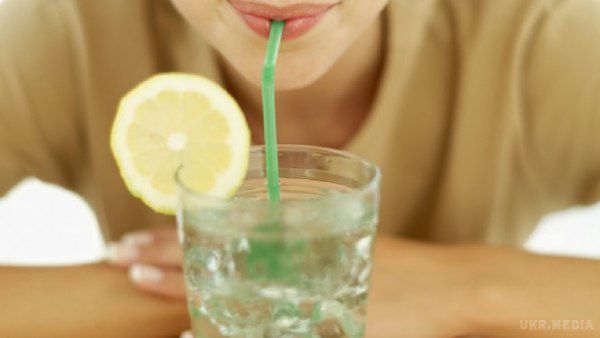 Вам казали, що пити теплу воду з лимоном – це добре, але вам ніхто не казав цього!. Лимон — рідкісне джерело калію, кальцію, магнію, заліза і вітамінів A, C та B, а також білка, вуглеводів і пектинових волокон.