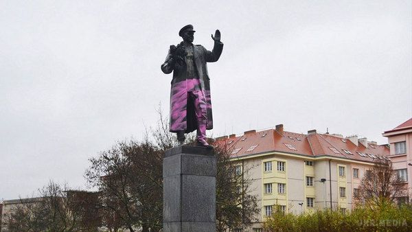 Невідомі розфарбували в рожевий колір пам'ятник маршалу Конєву в Празі. Згідно з повідомленням, нижню половину пам'ятника частково розфарбували в рожевий колір і спреєм нанесли написи "1956, 1961, 1968 та 2017 рр..".