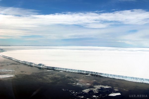Айсберг, народжений льодовиком Ларсена. Фахівці дев'ятий рік поспіль здійснюють польоти над Антарктидою, щоб зафіксувати стан льоду.