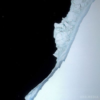 Айсберг, народжений льодовиком Ларсена. Фахівці дев'ятий рік поспіль здійснюють польоти над Антарктидою, щоб зафіксувати стан льоду.