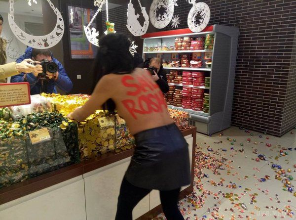 Гола активістка Femen влаштувала погром у крамниці Roshen на Хрещатику. Хуліганська витівка тривала не більше п'яти хвилин.