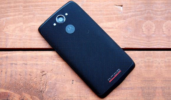 Motorola висміяла Samsung у новій крутій рекламі. Бренд Motorola знову збирається займати лідерські позиції на ринку смартфонів, тому не втрачає можливості потролити гаджети інших компаній.