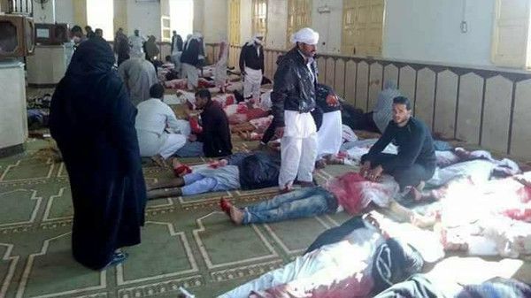 Теракт в мечеті Єгипту. Вже 234 загиблих і 130 поранених. У Єгипті число жертв жахливого теракту в мечеті зросла до 234 осіб. Терористи підірвали бомбу в мечеті і стріляли по людях.