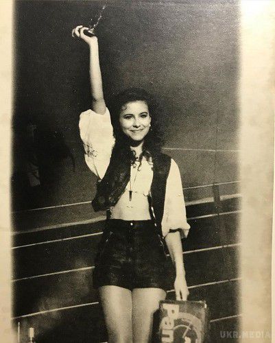 Співачка Ані Лорак показала, як виглядала в 15 років. Популярна українська співачка Ані Лорак поділилася зі своїми передплатниками рідкісним ретро-кадром, на якому їй 15 років.