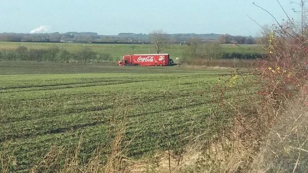 Різдвяна вантажівка Coca-Cola застрягла в полі в Англії. Жителі з самого ранку займали чергу за безкоштовною газованою водою, але чекати довелося дуже довго.