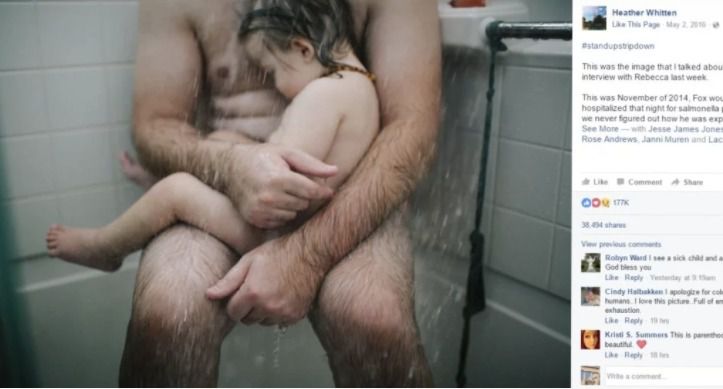 Дружина сфотографувала чоловіка і сина, за це її віддали під суд!. Фотограф Хізер Віттен завантажила у Facebook знімок: її чоловік сидить під душем, тримаючи на руках однорічного сина, який мучався від сальмонельозу. 