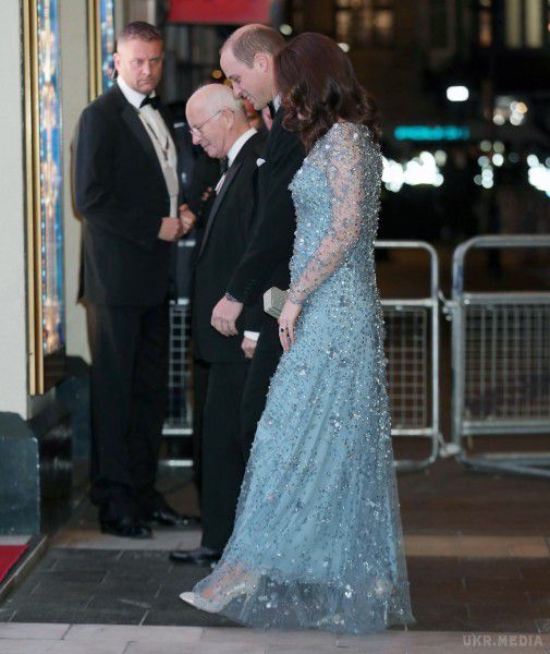 Вагітна Кейт Міддлтон показала кругленький живіт в сукні (фото). Дівчина вразила громадськість своєю ідеальною сукнею.