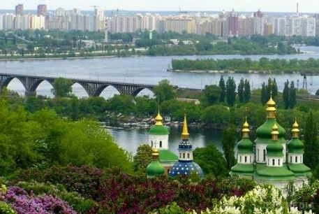 Київ очолив список найзеленіших міст Європи з з населенням понад 2 мільйонів чоловік. За результатами дослідження, Київ посів перше місце у списку “Найзеленіших міст Європи з населенням понад 2 мільйонів” за кількістю живої рослинності, 