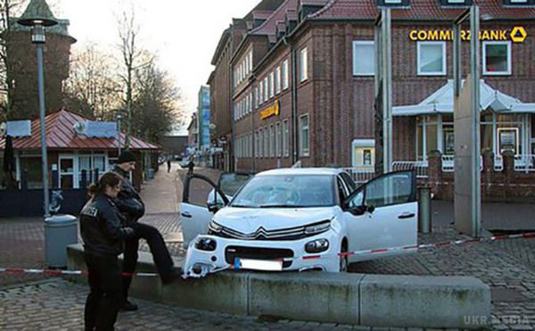 У Німеччині автомобіль врізався в натовп людей. Через наїзд постраждали шестеро людей.