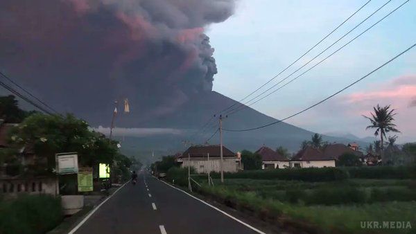 Популярне туристичне місце постраждало внаслідок виверження вулкану. На індонезійському острові Балі сталося виверження вулкана Агунг, внаслідок чого утворилася величезна хмара попелу. У зв'язку із ситуацією, що склалася, десятки авіарейсів було скасовано.