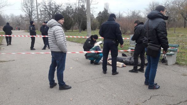 У Миколаєві чоловік застрелився на очах у перехожих. Чоловік вистрілив у голову з бойового пістолета Макарова.