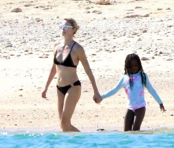 Зірка Голлівуду продемонструвала струнке тіло на пляжі. Ця актриса виглядає дуже непогано, незважаючи на свої 42 роки.