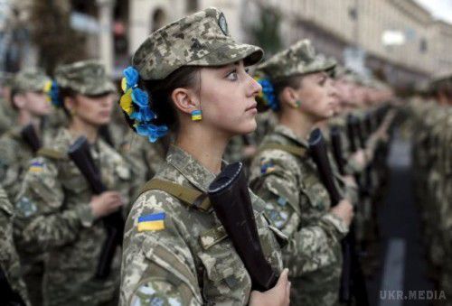 Українці закликають президента зобов'язати жінок проходити військову службу. "Просимо припинити дискримiнацiю чоловіків".