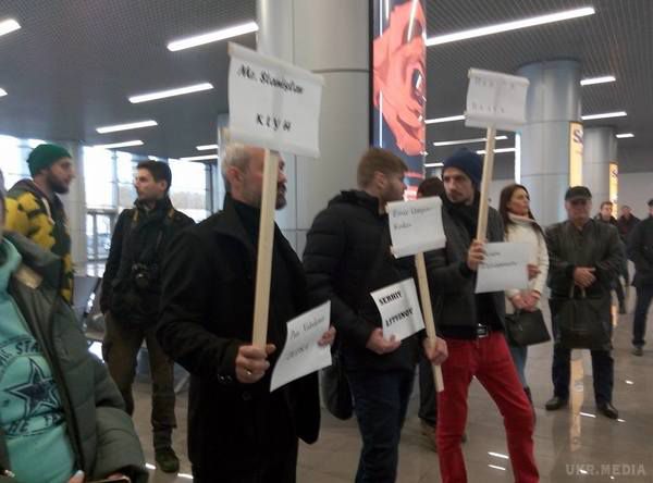 В аеропортах світу пройшли акції на підтримку Сенцова і Кольченко. Двоє українців як і раніше залишаються під вартою в Росії.