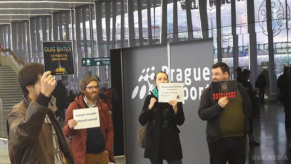 В аеропортах світу пройшли акції на підтримку Сенцова і Кольченко. Двоє українців як і раніше залишаються під вартою в Росії.