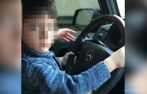 Відео чотирирічного хлопчика, який сидить за кермом позашляховика шокувало всю Росію (відео). Малий на "Геліку".