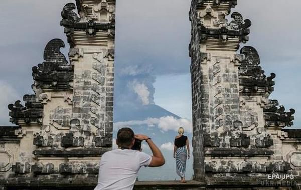 На Балі застрягли 60 тисяч туристів з-за вулкана. Вже скасовані сотні авіарейсів.